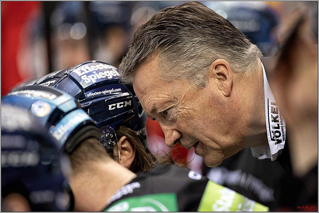 PENNY DEL Viertelfinale 4. Spiel; Duesseldorfer EG - Red Bull Muenchen; Duesseldorf, 16.04.2022